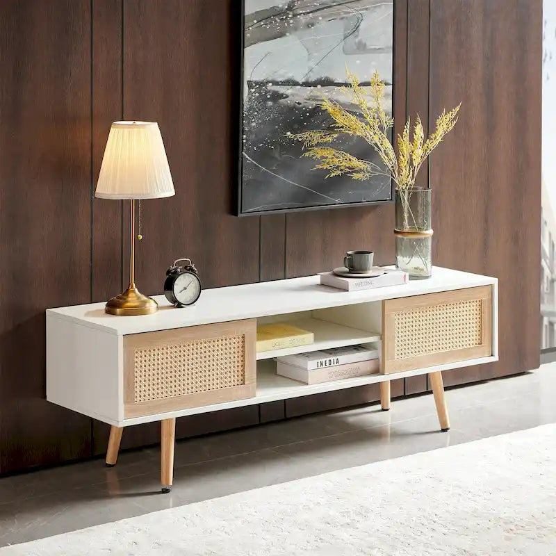 Meuble TV en rotin blanc de 55 po avec portes coulissantes, pieds en bois et étagère réglable