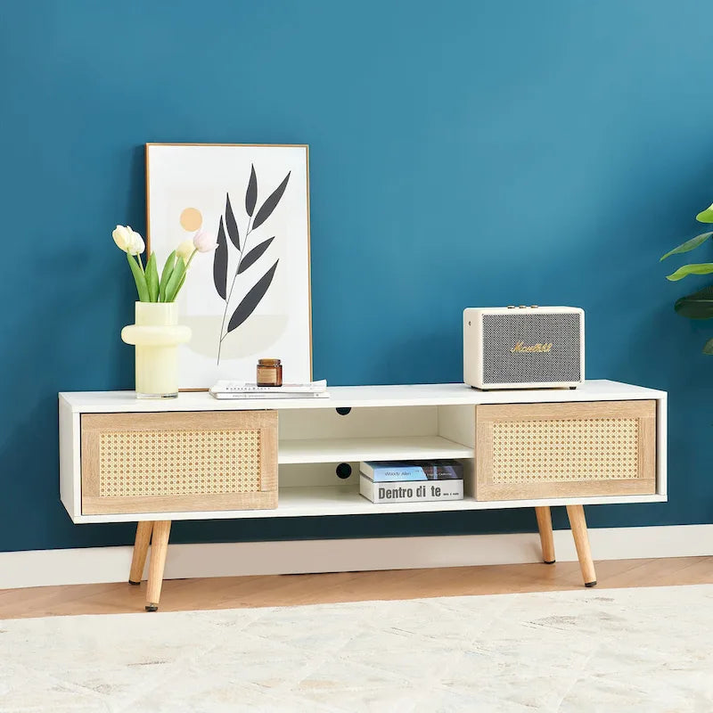Meuble TV en rotin blanc de 55 po avec portes coulissantes, pieds en bois et étagère réglable
