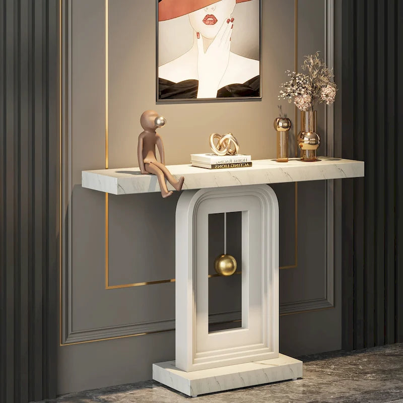 Console étroite de 99 cm avec base géométrique dorée et plateau en faux marbre