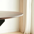 Table à manger ronde sur pied du milieu du siècle avec plateau en MDF et pieds en métal